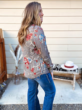 Load image into Gallery viewer, Floral Vintage Button Top
