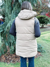 Load image into Gallery viewer, Hooded Long Puffer Vest Camel
