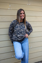 Load image into Gallery viewer, Ariat Western Rodeo Print Crewneck
