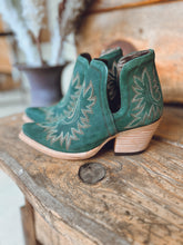 Load image into Gallery viewer, Ariat Dixon Poseidon Suede
