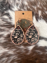 Load image into Gallery viewer, Black Toile Earrings
